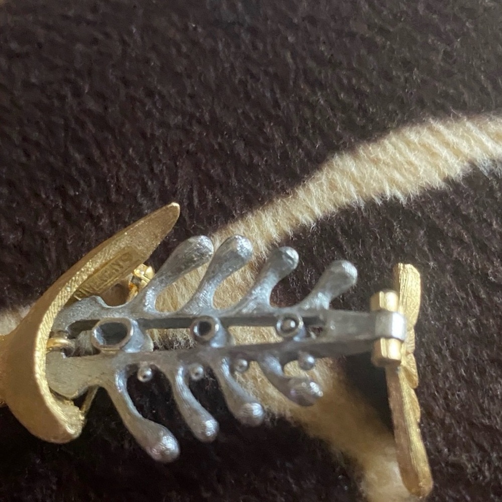 Givenchy Rare Vintage Metallic Fish Skeleton Articulated Pendant Brooch - Picture 5 of 12